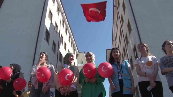 Öğrenciler Gökyüzüne 103 Balon Bıraktı