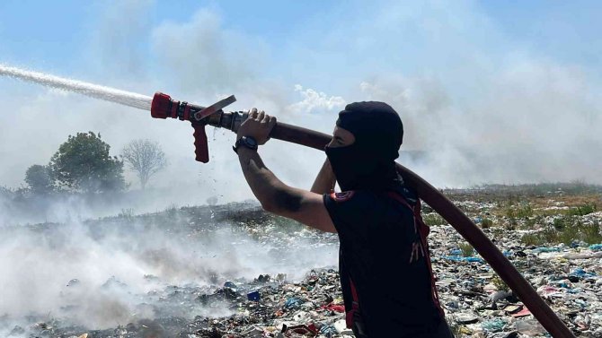 Çöplük Yangınında Gökyüzü Dumanla Kaplandı