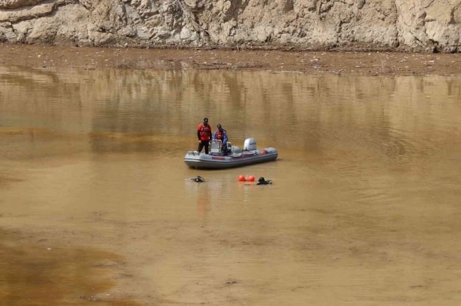 Kazada Nehirde Kaybolan Sürücüden 19 Gündür Haber Yok