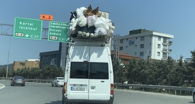 Sultanbeyli’de Tehlikeye Aldırmayan Sürücü, Minibüsün Üzerinde Ev Taşıdı