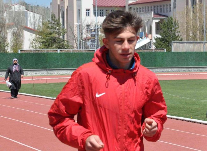 Karslı Atlet 36 Yıllık Rekoru Kırarak Dünya 3’üncü Oldu