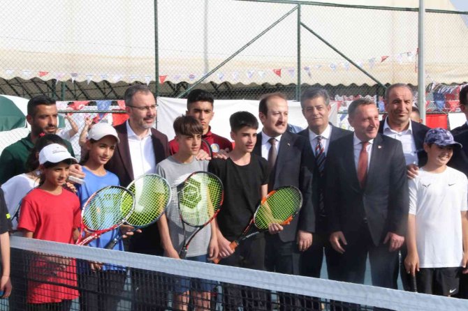 Bakan Kasapoğlu, Uluslararası Cudi Cup Tenis Turnuvası’nı İzledi