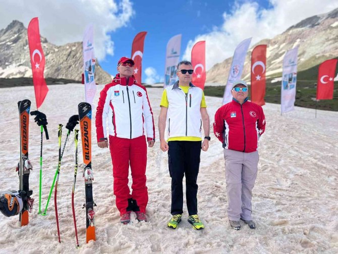 Hakkari’de 3 Bin 300 Rakımda Kayak Yarışması