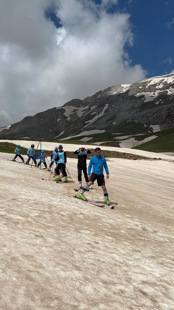 Hakkari’de 3 Bin 300 Rakımda Kayak Yarışması