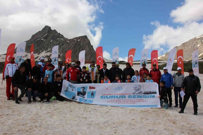 Hakkari’de 3 Bin 300 Rakımda Kayak Yarışması