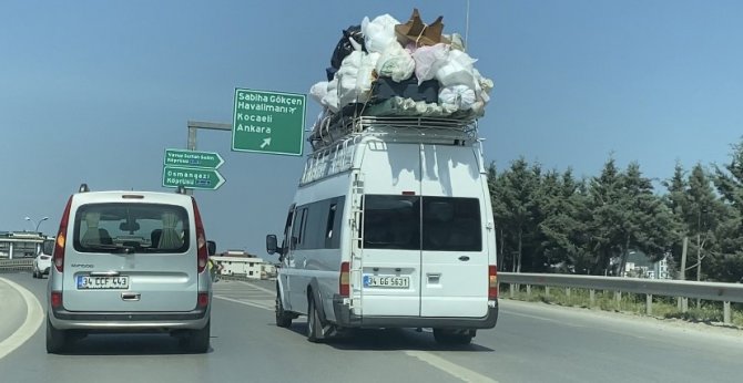Sultanbeyli’de Tehlikeye Aldırmayan Sürücü, Minibüsün Üzerinde Ev Taşıdı