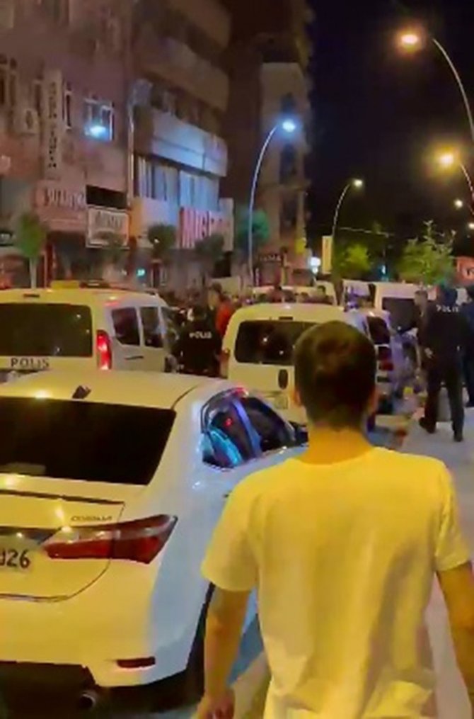 Sokak Arasında Başlayan Kavga Caddeye Taşındı: 1 Yaralı