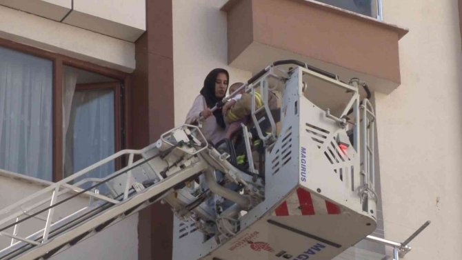 Kartal’da Yangın Paniği: Mahsur Kalan Anne Ve Bebeği İtfaiye Ekipleri Kurtardı