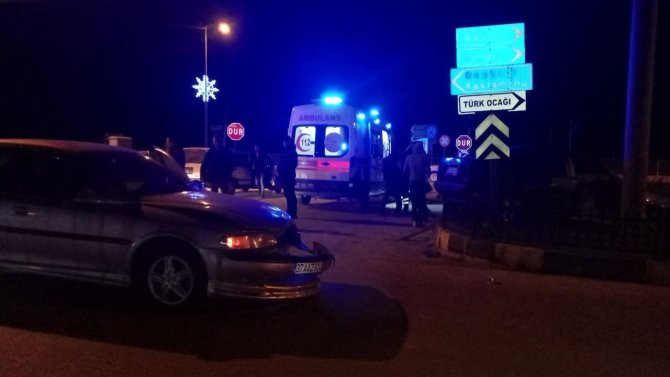 İ̇ki Otomobil Çarpıştı, Sürücüler Burnu Bile Kanamadan Kurtuldu