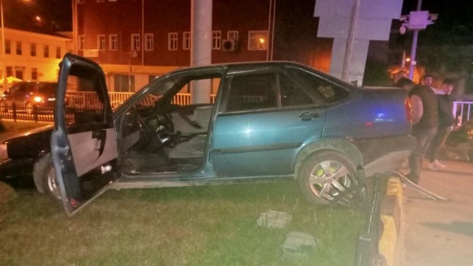 İ̇ki Otomobil Çarpıştı, Sürücüler Burnu Bile Kanamadan Kurtuldu