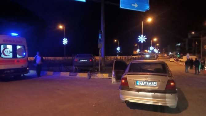 İ̇ki Otomobil Çarpıştı, Sürücüler Burnu Bile Kanamadan Kurtuldu