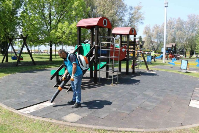 Çocuklar İçin Parklar Yenileniyor