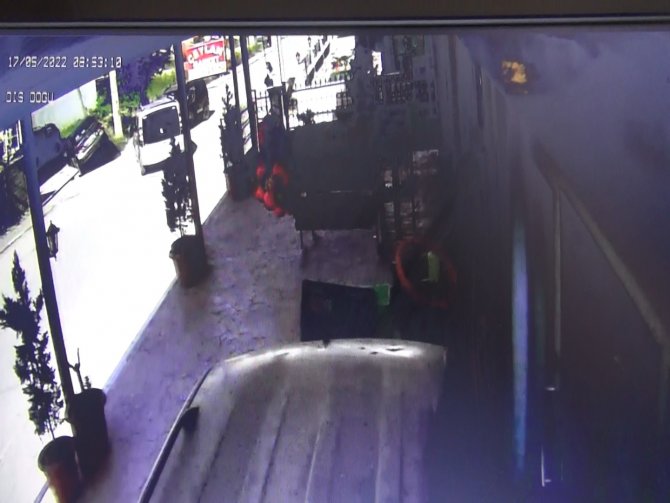 Kavşakta İki Aracın Çarpışma Anı Kamerada