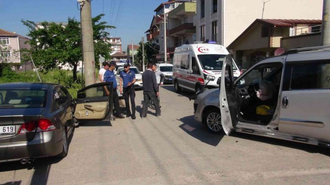 Kavşakta İki Aracın Çarpışma Anı Kamerada