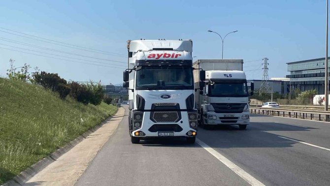 Otomobil Tıra Arkadan Çarptı, Sürücü Yara Almadan Kurtuldu