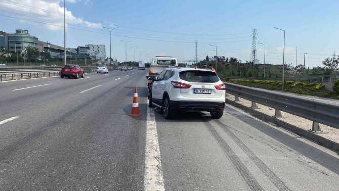 Otomobil Tıra Arkadan Çarptı, Sürücü Yara Almadan Kurtuldu
