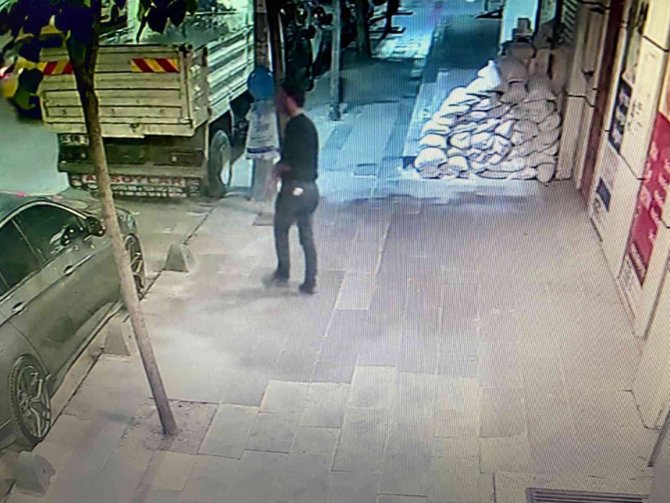 Küçükçekmece’de Kamyonet Hırsızlığı Kamerada