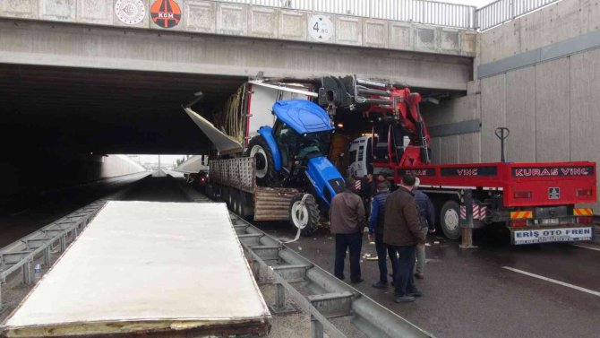 Niğde’de Tır Köprüye Sıkıştı