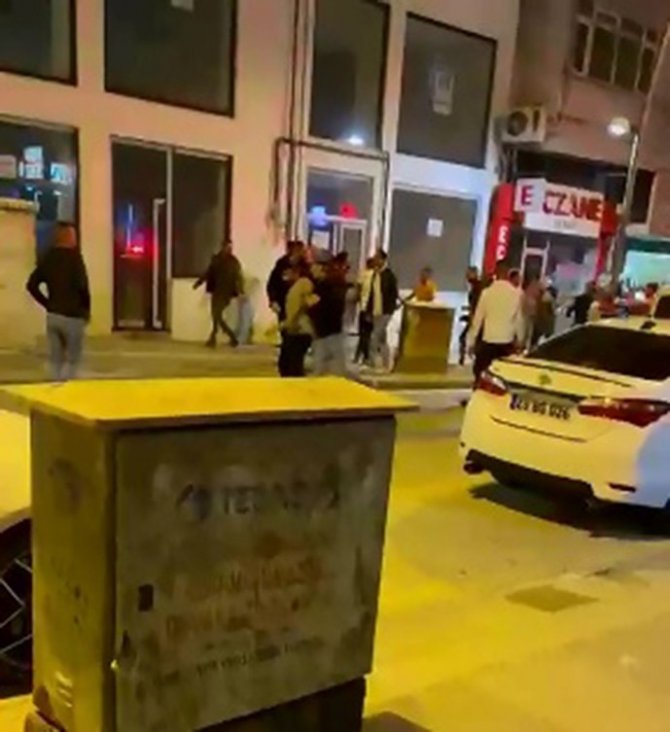 Sokak Arasında Başlayan Kavga Caddeye Taşındı: 1 Yaralı