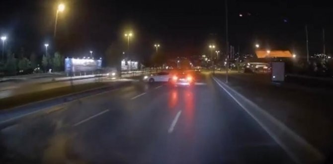 Pendik’te Kayan Otomobil, Seyir Halindeki Araca Çarpıp Kaçtı