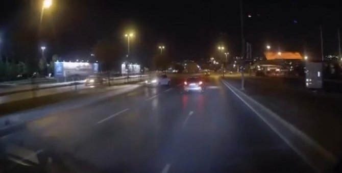 Pendik’te Kayan Otomobil, Seyir Halindeki Araca Çarpıp Kaçtı
