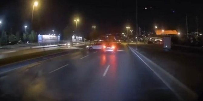 Pendik’te Kayan Otomobil, Seyir Halindeki Araca Çarpıp Kaçtı