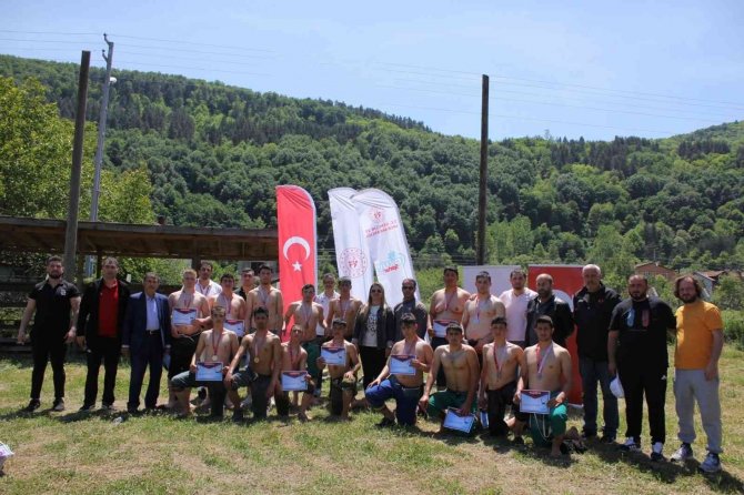 Genç Güreşçiler Hünerlerini Sergiledi