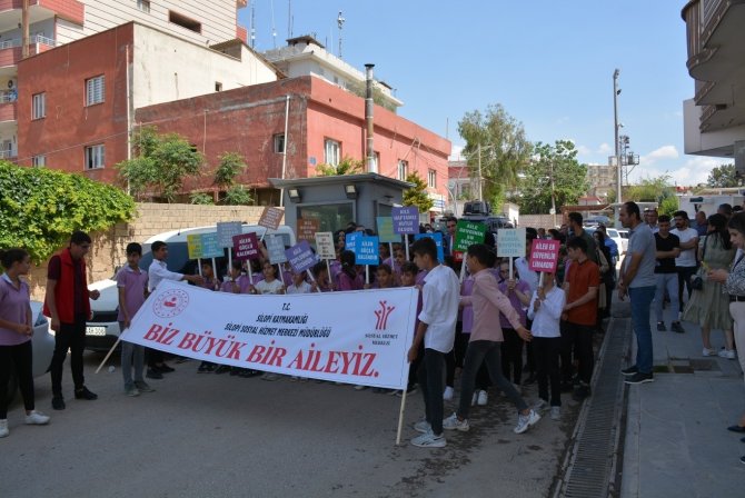 Silopi’de Öğrenciler Aile Haftası’nda Yürüyüş Yaptı