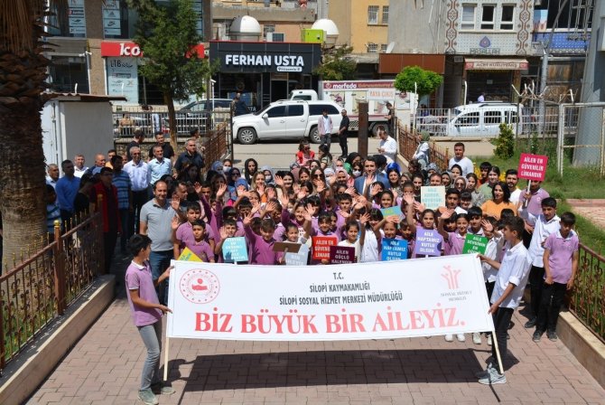 Silopi’de Öğrenciler Aile Haftası’nda Yürüyüş Yaptı