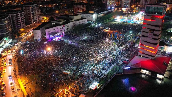 Uşak’ta Binlerce Kişi Sefo Konserinde Doyasıya Eğlendi