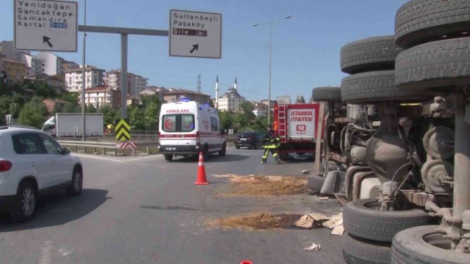 Sultanbeyli’de Atık Yüklü Kamyon Devrildi: 1 Yaralı