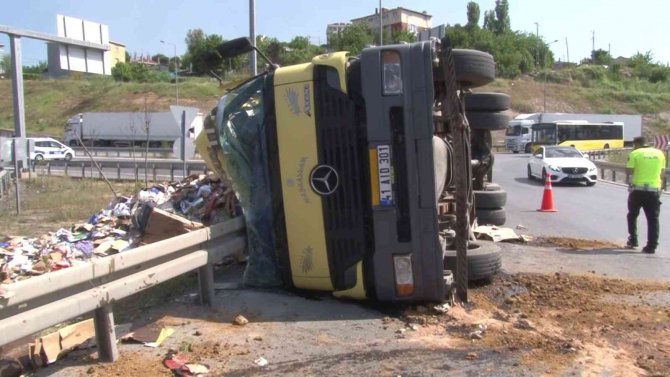 Sultanbeyli’de Atık Yüklü Kamyon Devrildi: 1 Yaralı