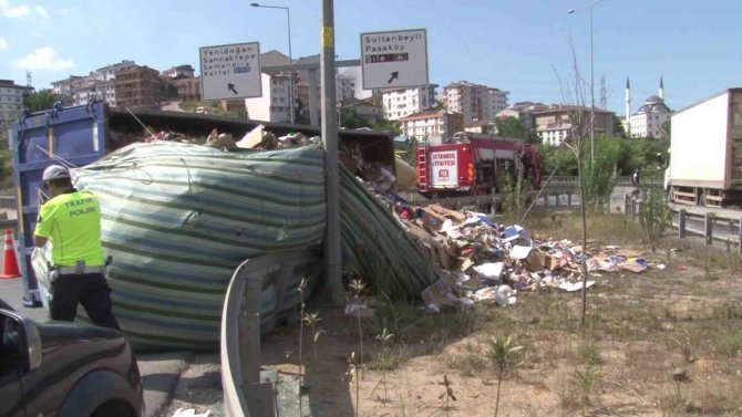 Sultanbeyli’de Atık Yüklü Kamyon Devrildi: 1 Yaralı