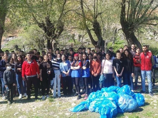 Tunceli’de Gençler Munzur Gözelerini Temizledi