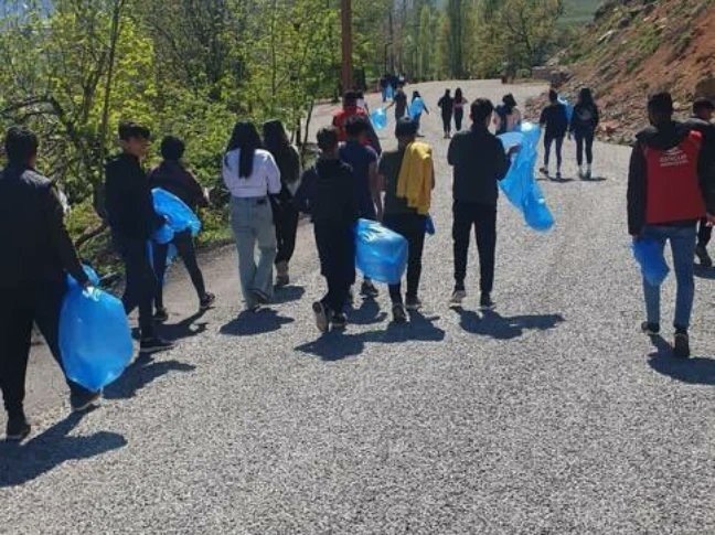 Tunceli’de Gençler Munzur Gözelerini Temizledi