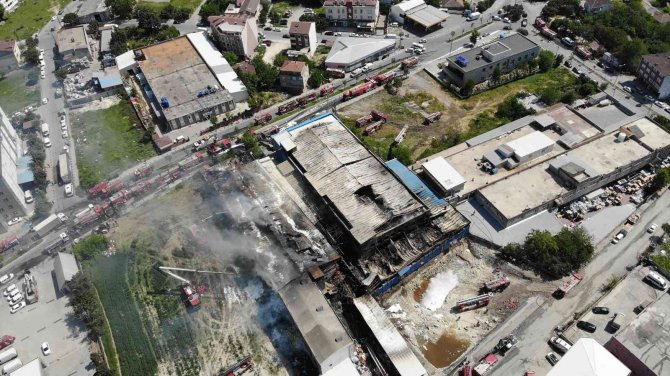 Arnavutköy’deki Fabrika Yangını Yaklaşık 8 Saatlik Çalışmanın Ardından Söndürüldü