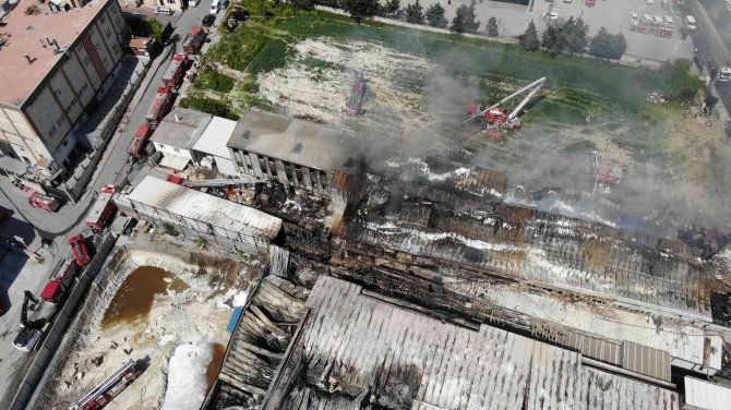 Arnavutköy’deki Fabrika Yangını Yaklaşık 8 Saatlik Çalışmanın Ardından Söndürüldü