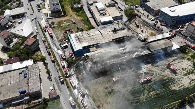 Arnavutköy’deki Fabrika Yangını Yaklaşık 8 Saatlik Çalışmanın Ardından Söndürüldü