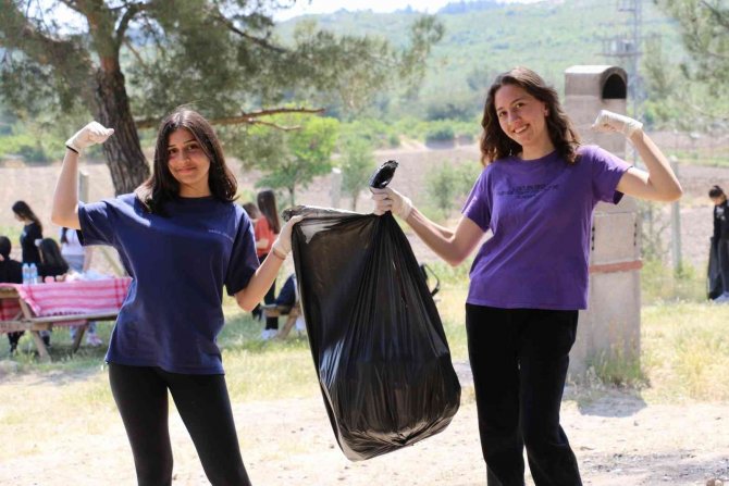 Lise Öğrencileri Önce Çöp Topladı, Sonra Eğlendi