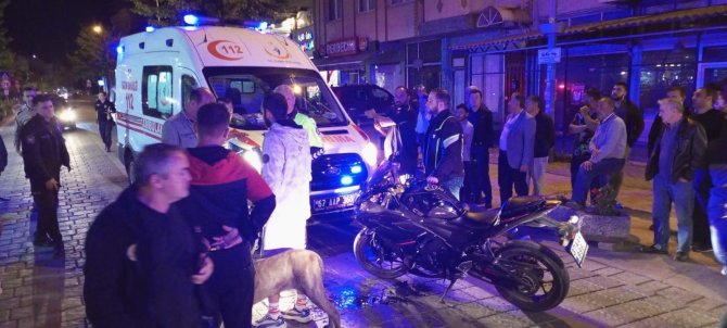 Motosikletle Otomobil Çarpıştı; 1 Yaralı
