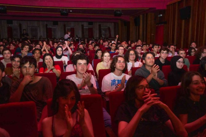 Perde, Gençler İçin Açıldı