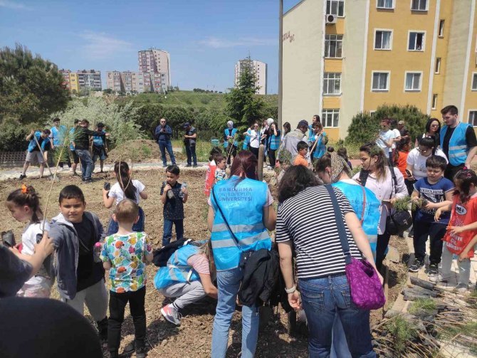 300 Fidan Topraklarla Buluştu