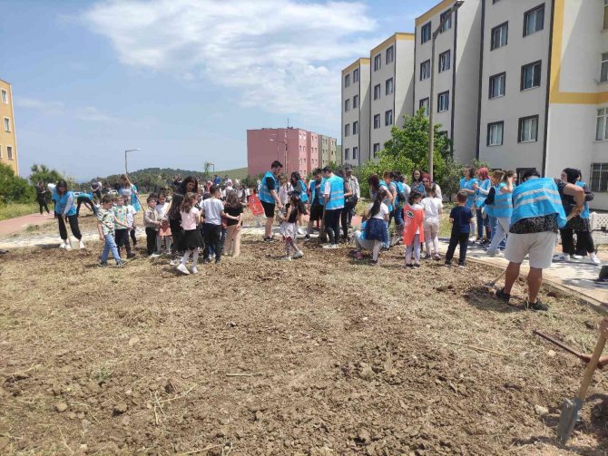 300 Fidan Topraklarla Buluştu