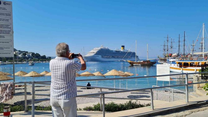 Dev Gemiye Bakan Bir Daha Baktı