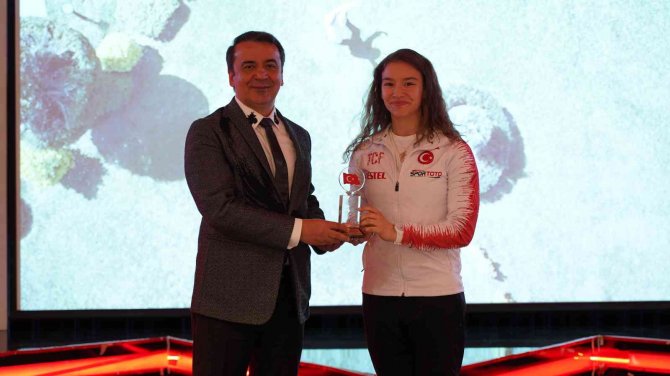 İ̇gü, Milli Sporcularını Ödüllendirdi