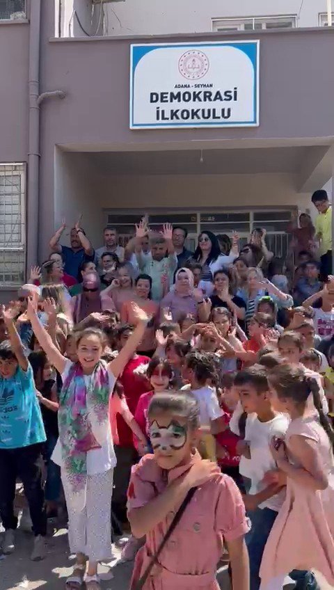 Mezun Olduğu Okulda Öğrencilere ‘Piton Döner’ Yaptı