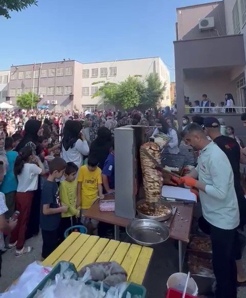 Mezun Olduğu Okulda Öğrencilere ‘Piton Döner’ Yaptı