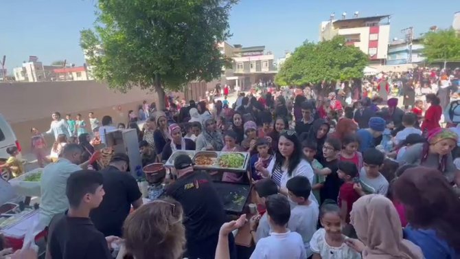 Mezun Olduğu Okulda Öğrencilere ‘Piton Döner’ Yaptı