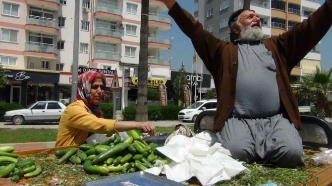 Parası Olmayana Bedava... Hem Hayat Dersi Verdi Hem Ucuza Salatalık Sattı