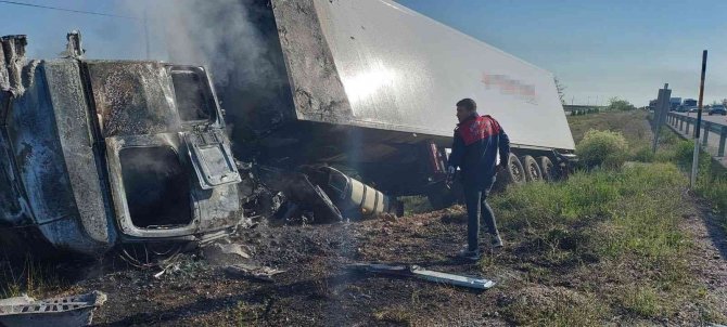Bariyerleri Aşıp Alt Geçide Düşen Tır Ardından Alev Aldı